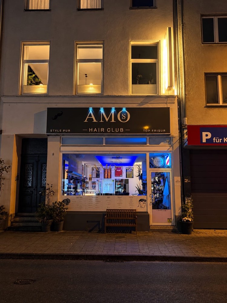 AMOS Hair Club Schaufenster bei Nacht