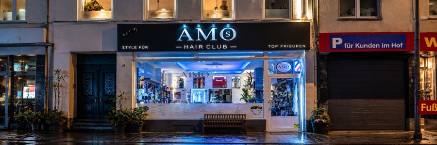 AMOS Hair Club Schaufenster bei Nacht